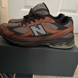 2010 New Balance Men's Black and Brown Sneakers